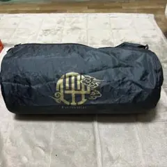 IN THE PRINT ブラックダッフルバッグ