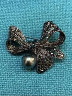 【孤高の黒】ヴィンテージ リボンブローチ ブラックパール調 マルカジット風 燻銀
