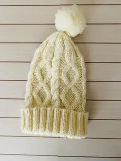 クリーム色 ケーブル編み ニット帽 ポンポン付き