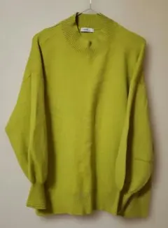 ライムグリーン ハイネック ニット　フリーサイズ