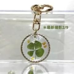 四つ葉のクローバー&琥珀　レジンキーホルダー　ハンドメイド
