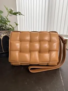 BOTTEGA VENETA パデッド カセット ショルダーバッグ ベージュ - メルカリ