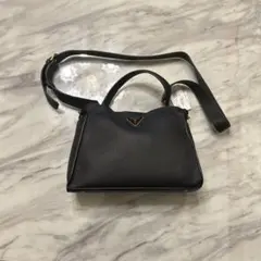 GUESS ブラック ショルダーバッグ