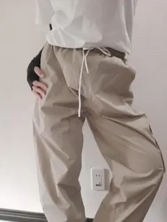 ベージュ カーゴパンツ ドローストリングウエスト 裾幅調節可能 裏地付き