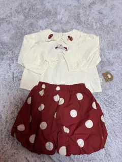 オフホワイトシャツと赤ドットパンツセット