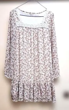 花柄レース付き長袖トップス