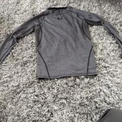 セールUNDER ARMOUR 長袖 アンダーシャツ グレー