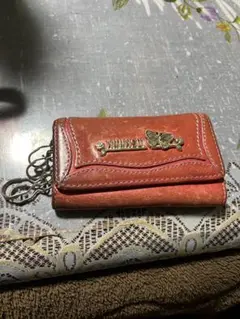 レザー製赤いキーケース 蝶の装飾付き