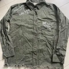 カーキ　落書きシャツ