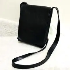 【人気】IL BISONTE イルビゾンテ レザー ショルダーバッグ ブラックのサムネイル