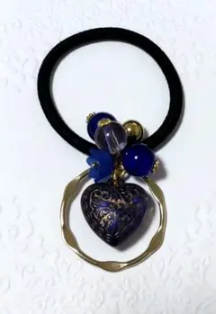 ハート型チャームとビーズのヘアゴム