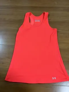 ピンク タンクトップ