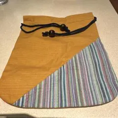 黄色の布製ポーチ