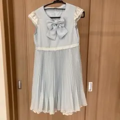 水色リボン付きプリーツワンピース