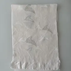 帯揚げ　白地に金糸銀糸の刺繍入り