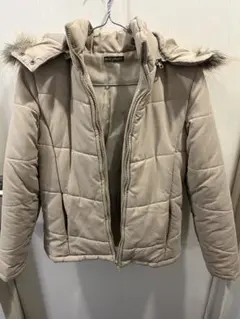 フード付きベージュダウンジャケット