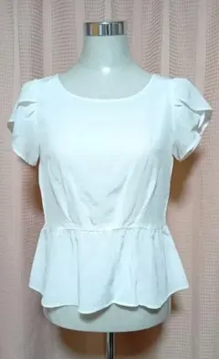 【美品】ViS ホワイトペプラムトップス フリル袖