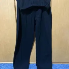 黒のカジュアルパンツ