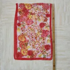 赤い花柄が可愛いスカーフ 　（ノーブランド）