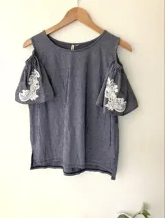 オフショルダーTシャツのサムネイル