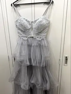 DEA.byROBE de FLEURS グレーの刺繍入りティアードドレス