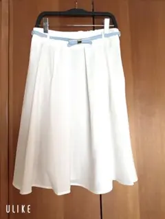 美品！ひざ丈フレアスカート　白色スカート　オフィス　ベルト付き　オールシーズン