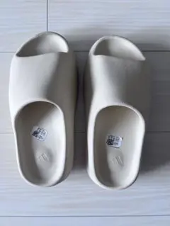 YEEZY SLIDE イージースライド サンダル ボーン 白 26.5 - メルカリ