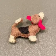 美品　犬モチーフ フェルトブローチ ハンドメイドアニマル ブラウン