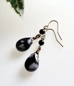 天然石スノーフレークオブシディアンとオニキスのピアス　金古美