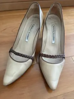 Manolo Blahnik ベージュパンプスのサムネイル