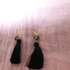 黒のタッセルビーズピアス