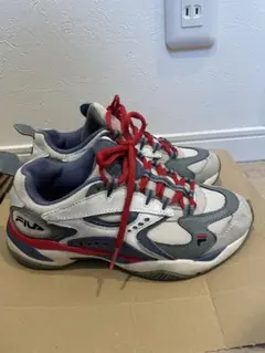 グレー スニーカー