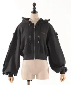 フリルデザイン 黒 クロップドパーカー