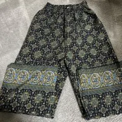 130サイズ 黒地に青と金の模様のパンツ
