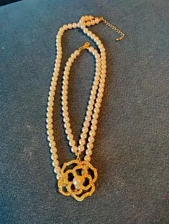 パールフラワーモチーフ二重ネックレス