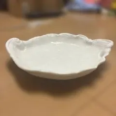 貝殻型白色陶器皿