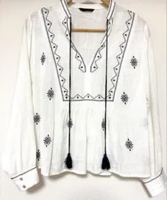 ZARA刺繍ブラウス 長袖 ホワイト タッセル付きのサムネイル