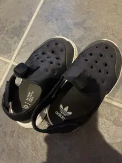adidas 黒 キッズサンダル