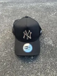 New Era ブラック トラッカーキャップ