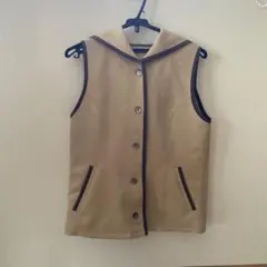 フード付きベージュベストのサムネイル