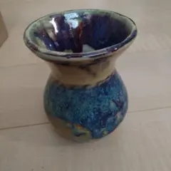 青紫の陶器の花瓶のサムネイル