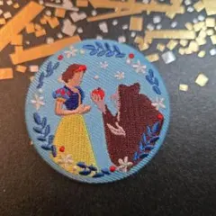 ディズニー　ビスケット　刺繍缶バッジ　白雪姫