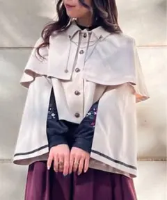 axes femme チェーン付きケープジャケット