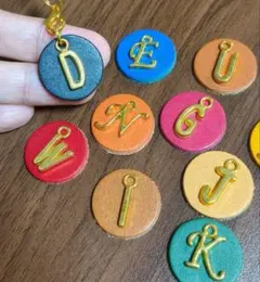 アルファベットチャーム付きストラップ