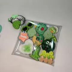 緑色のキャラクターアソートガチャ詰めポーチキーホルダーストラップ推し活カラー