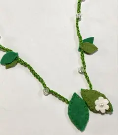 フェルト葉っぱと花のネックレス