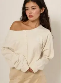 TINA:JOJUN ワッペン付きオフショルダー スウェット アイボリー