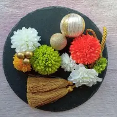 オレンジとグリーンのピンポンマムに和玉かんざしとゴールドタッセルの髪飾り