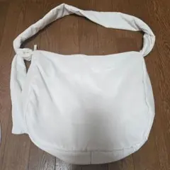 ナイロンショルダーバッグ　ホワイト　軽量　ワンショルダー　斜め掛け
