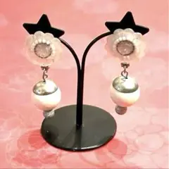あ*ん様 ❣️花モチーフ★シルバー★ホワイト★ピアス★木のような素材★揺れる★丸